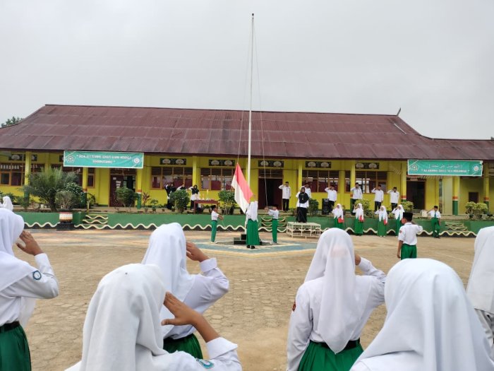 Siswa Kelas VII B MTsN 4 Tebo Sukses Menjadi Petugas Upacara