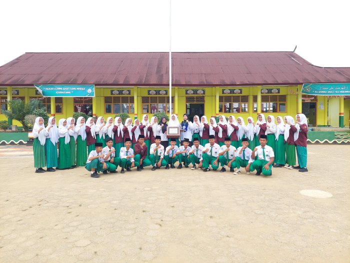 Paskibra MTsN 4 Tebo 2025 Serahkan Kenang-kenangan untuk Madrasah