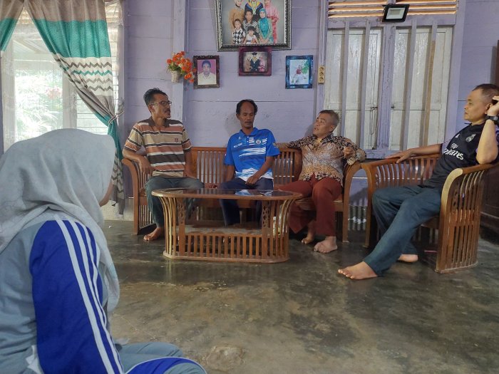 Pegawai MTsN 4 Tebo Sakit, Rekan Kerja Lakukan Kunjungan