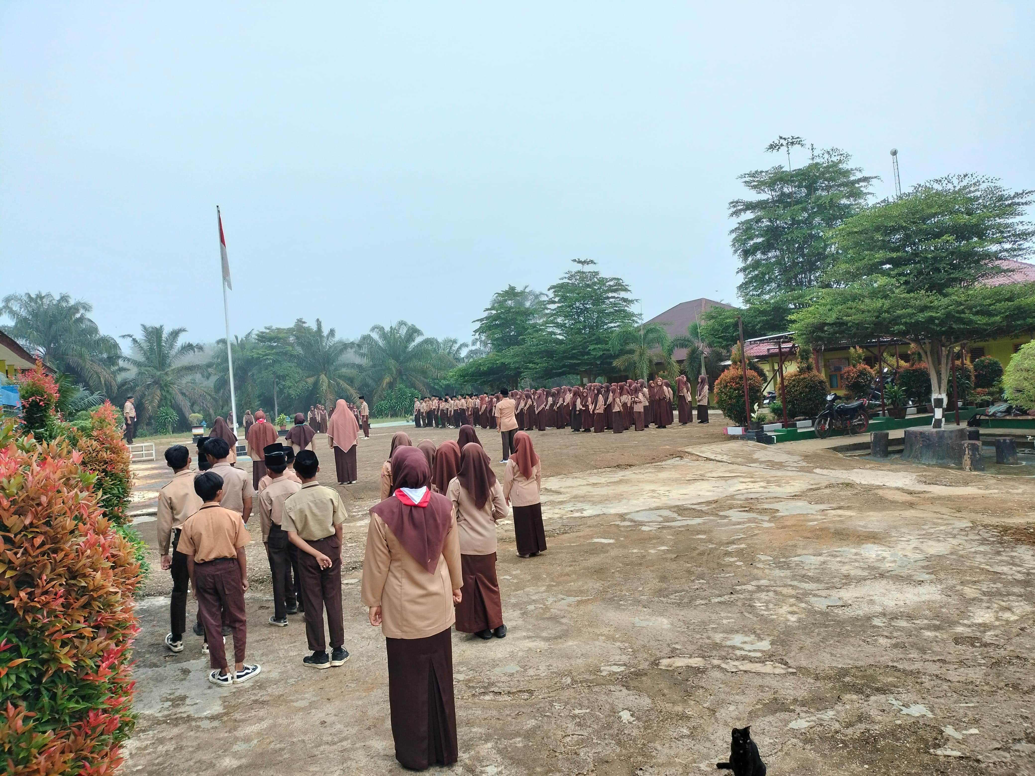 Upacara Bendera di MTsN 4 Tebo, Siswa Menggunakan Baju Pramuka