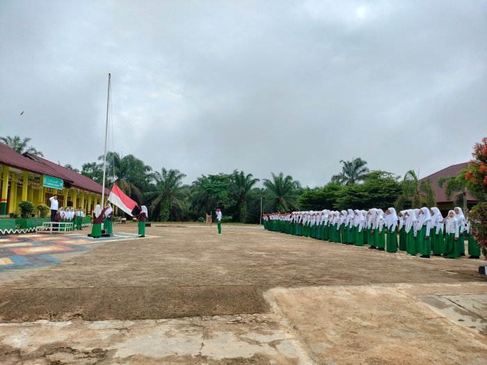 Kelas 8B MTsN 4 Tebo Tunjukkan Disiplin di Upacara Bendera
