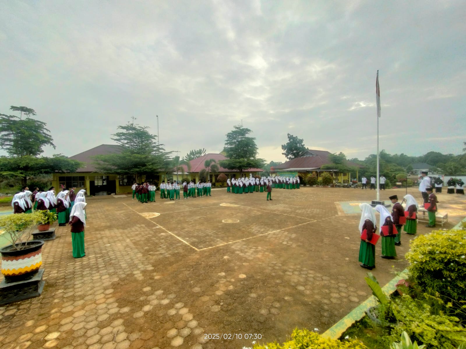 Upacara Hari Senin Berjalan Khidmat