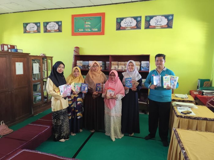 Penyerahan Buku Donasi untuk Perpustakaan MTsN. 4 Tebo