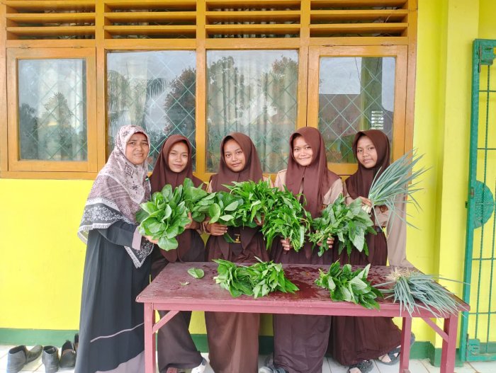Kebun Tunas Berkah Sumbang Kas Kelas 8B