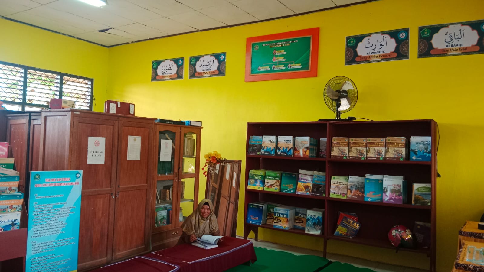 Budaya Membaca Buku di Perpustakaan Umar Kayyam MTsN 4 Tebo Budaya Membaca Buku di Perpustakaan Umar Kayyam MTsN 4 Tebo