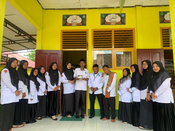 Kepala MTsN 4 Tebo Dapat Kejutan Ulang Tahun dari Guru dan Staf