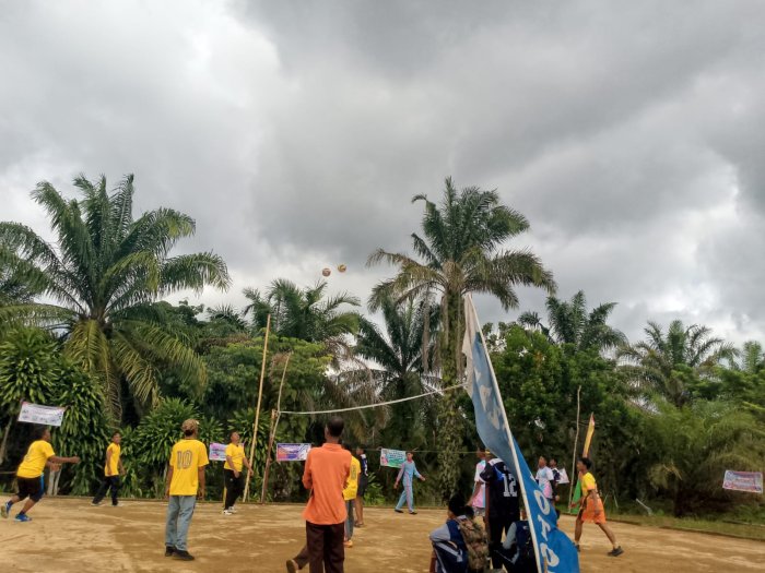 Pertandingan Voli Siswa dan Guru MTsN 4 Tebo Meriah