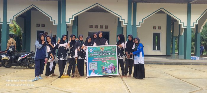 Siswa MTsN 4 Tebo Melaksanakan Aksi Bersih Masjid Sambut Ramadan