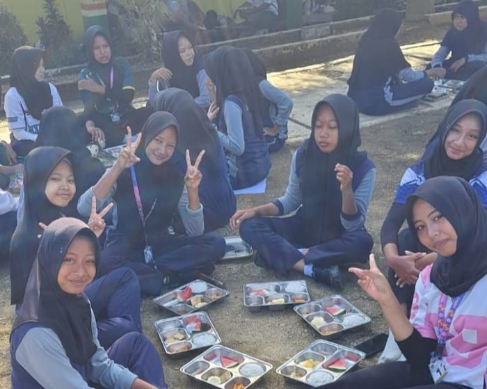 Hari Pertama Pendistribusian Program Makan Gratis (MBG) di MTsN 4 Tebo
