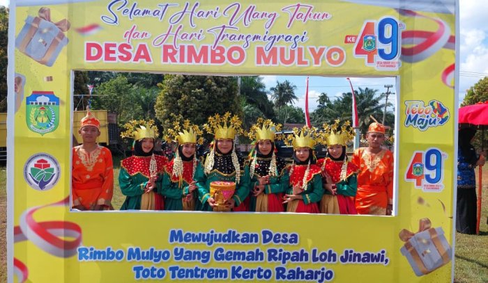 Siswa MTsN 4 Tebo Tampilkan Tari Persembahan di HUT Rimbo Mulyo Ke_49 Tahun. Siswa MTsN 4 Tebo Tampilkan Tari Persembahan di HUT Rimbo Mulyo Ke_49 Tahun.