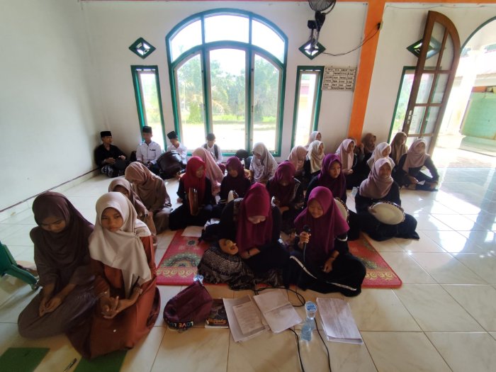 Semarak Sholawat Grup Hadroh Thoriqotul Jannah MTsN 4 Tebo Tampil Memukau. Semarak Sholawat Grup Hadroh Thoriqotul Jannah MTsN 4 Tebo Tampil Memukau.