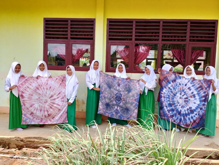 MTsN 4 Tebo Berkreasi Melalui Batik Ikat Celup Tie Dye Lestarikan Budaya dengan Semangat