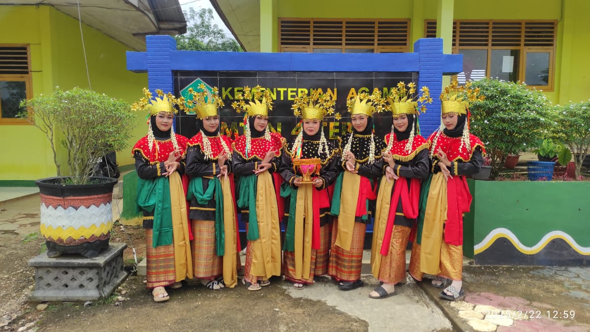 Siswi MTsN berperan aktif dalam melestarikan budaya lokal dengan menampilkan Tari Sembah Tebo Siswi MTsN berperan aktif dalam melestarikan budaya lokal dengan menampilkan Tari Sembah Tebo