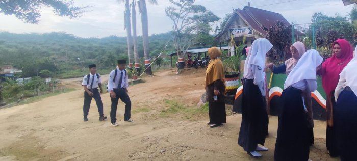 Sambut Siswa Tanamkan Karakter Disiplin dan Sikap Teladan