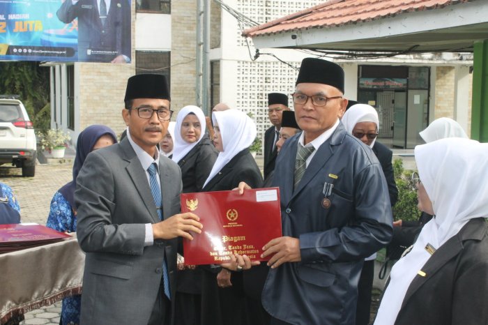 Waka Kurikulum MTsNegeri 4 Tebo memperoleh Penghargaan Satyalencana Karya Satya