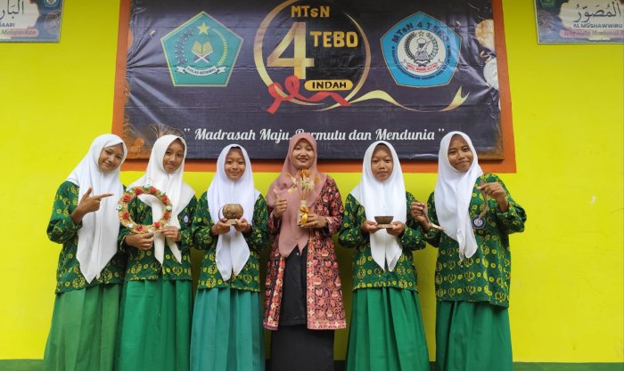 MTsN 4 Tebo Peduli Lingkungan Limbah Sabut Kelapa Menjadi Kerajinan Tangan Bernilai Ekonomis MTsN 4 Tebo Peduli Lingkungan Limbah Sabut Kelapa Menjadi Kerajinan Tangan Bernilai Ekonomis