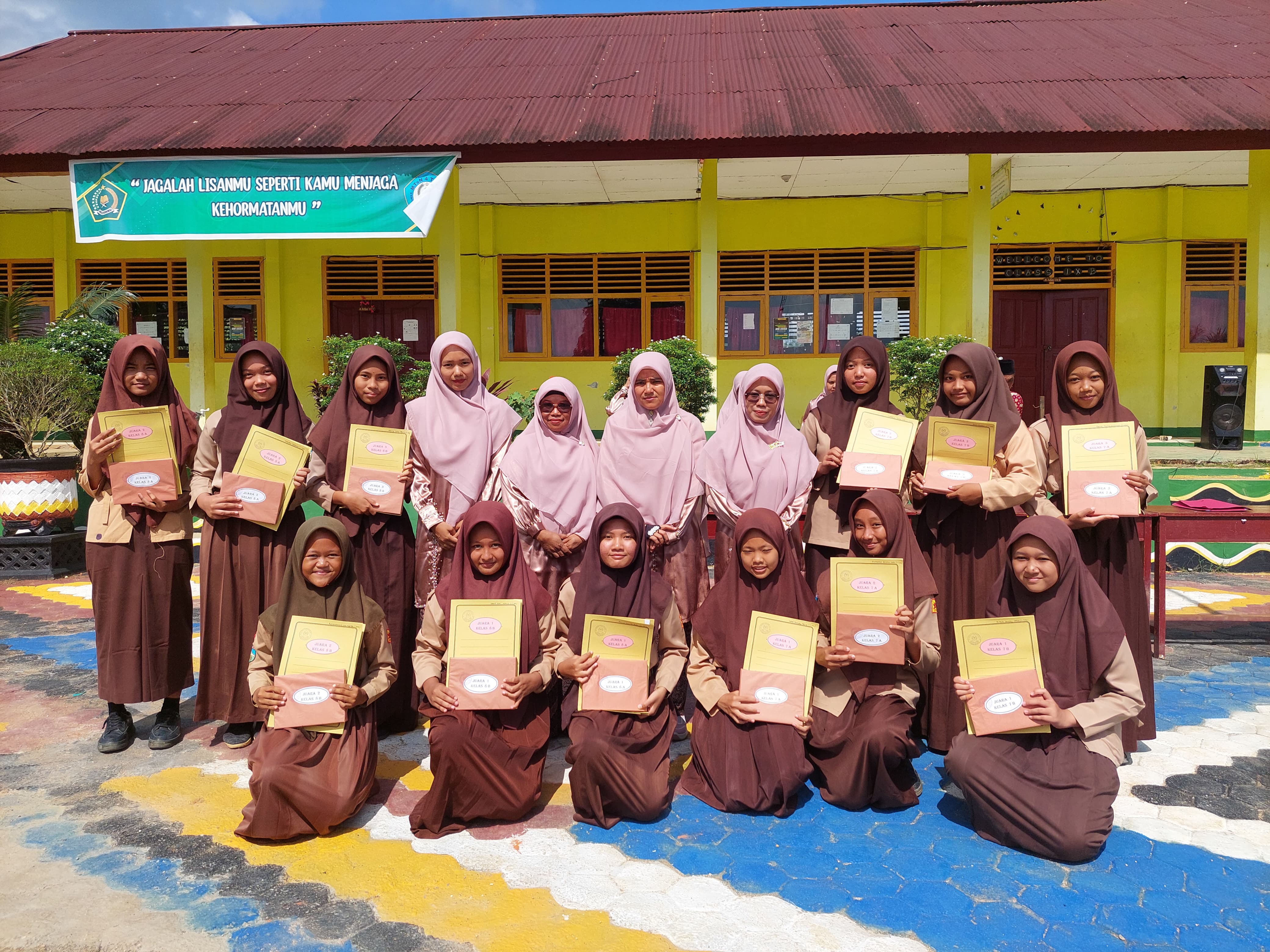 Momen Penuh Semangat: Pembagian Raport Semester Genap MTs Negeri 4 Tebo, Ajak Siswa dan Orang Tua Raih Prestasi Lebih Tinggi Momen Penuh Semangat: Pembagian Raport Semester Genap MTs Negeri 4 Tebo, Ajak Siswa dan Orang Tua Raih Prestasi Lebih Tinggi