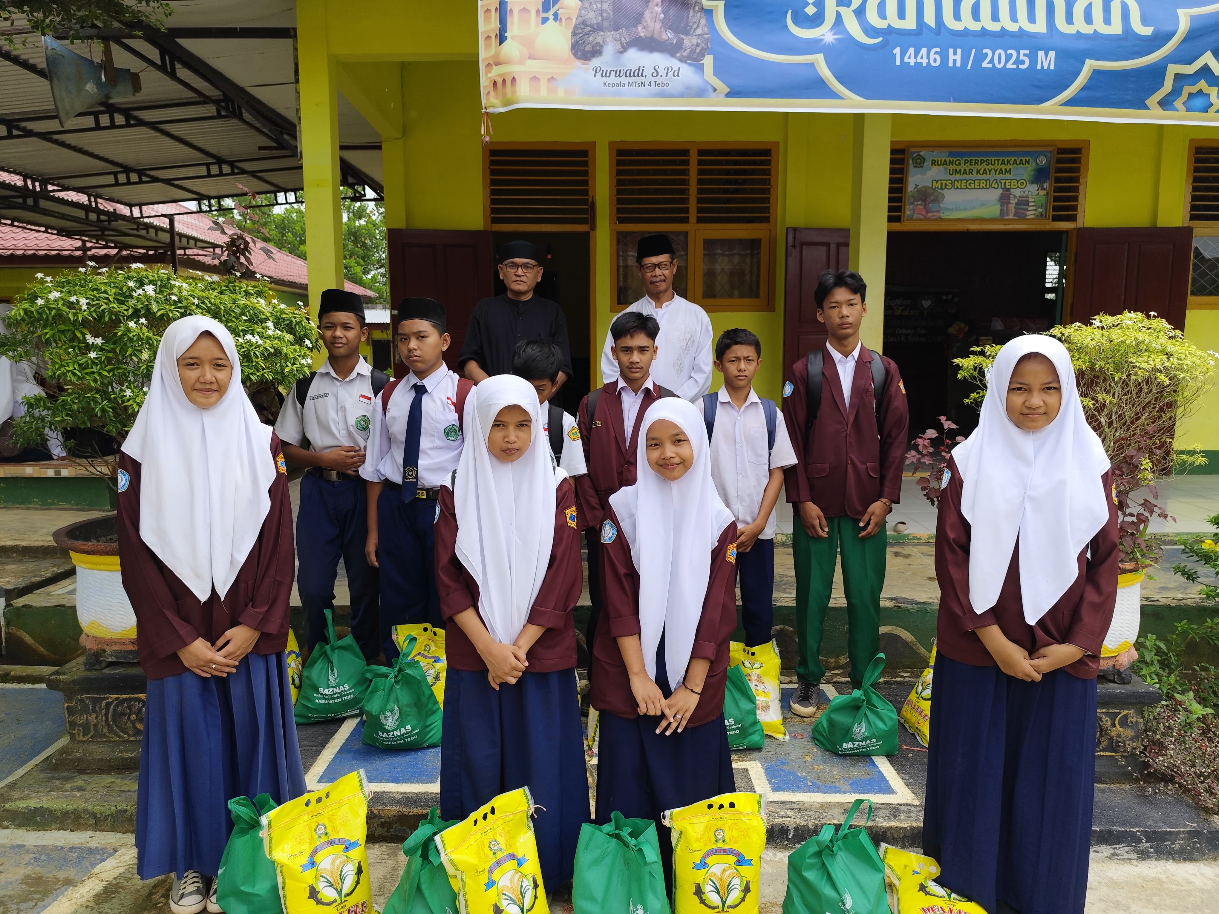 BAZDA Tebo Salurkan Bantuan kepada Siswa Siswi MTsN 4 Tebo, Wujudkan Pendidikan yang Lebih Merata BAZDA Tebo Salurkan Bantuan kepada Siswa Siswi MTsN 4 Tebo, Wujudkan Pendidikan yang Lebih Merata