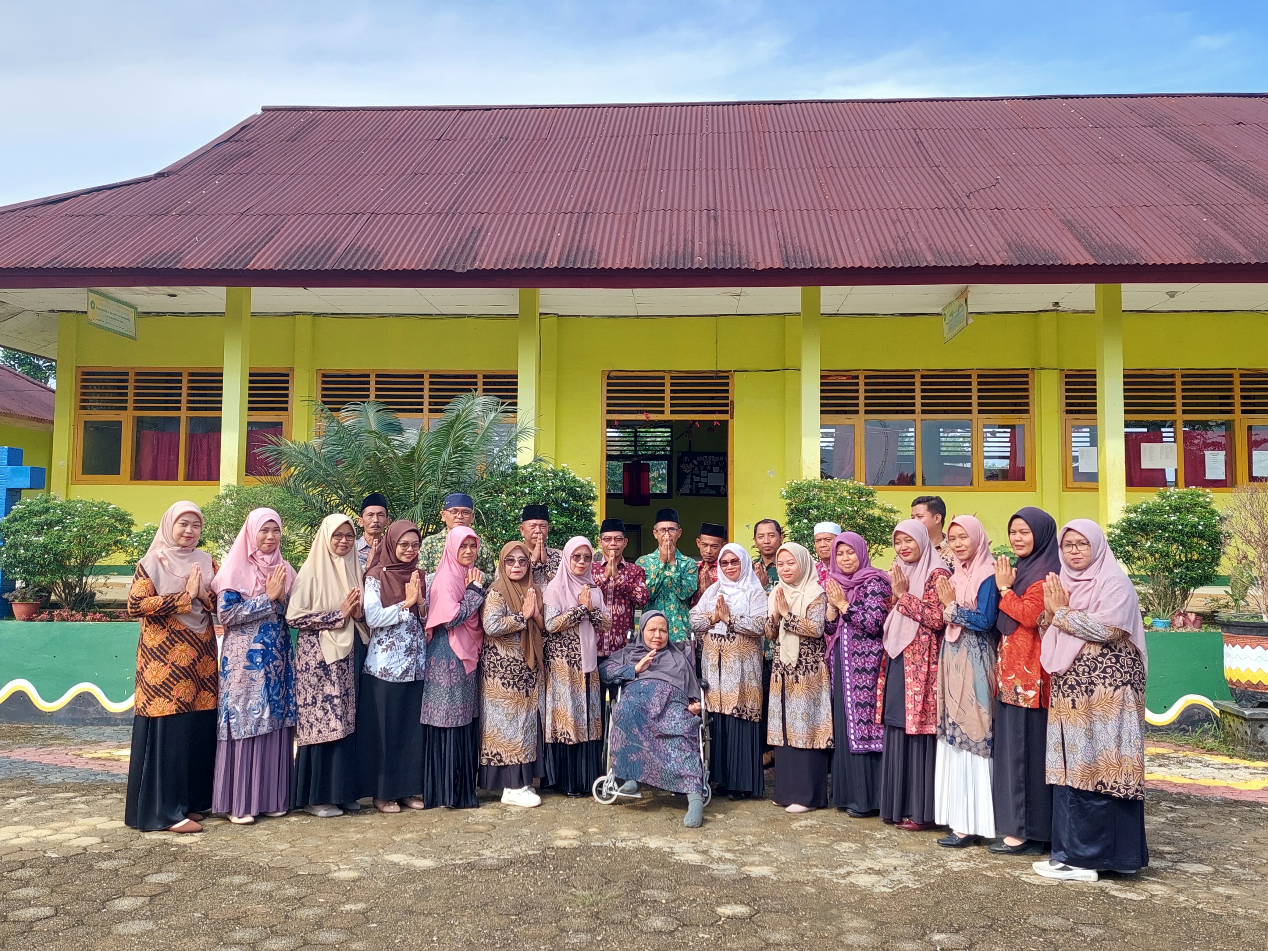 Apel Pagi Pasca Libur Idul Fitri 1446 H dan Halalbihalal MTsN 4 Tebo